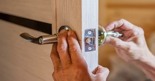 Установка и замена дверной ручки в Камне-на-Оби от 274 руб. – Мастер24, монтаж фурнитуры, недорого